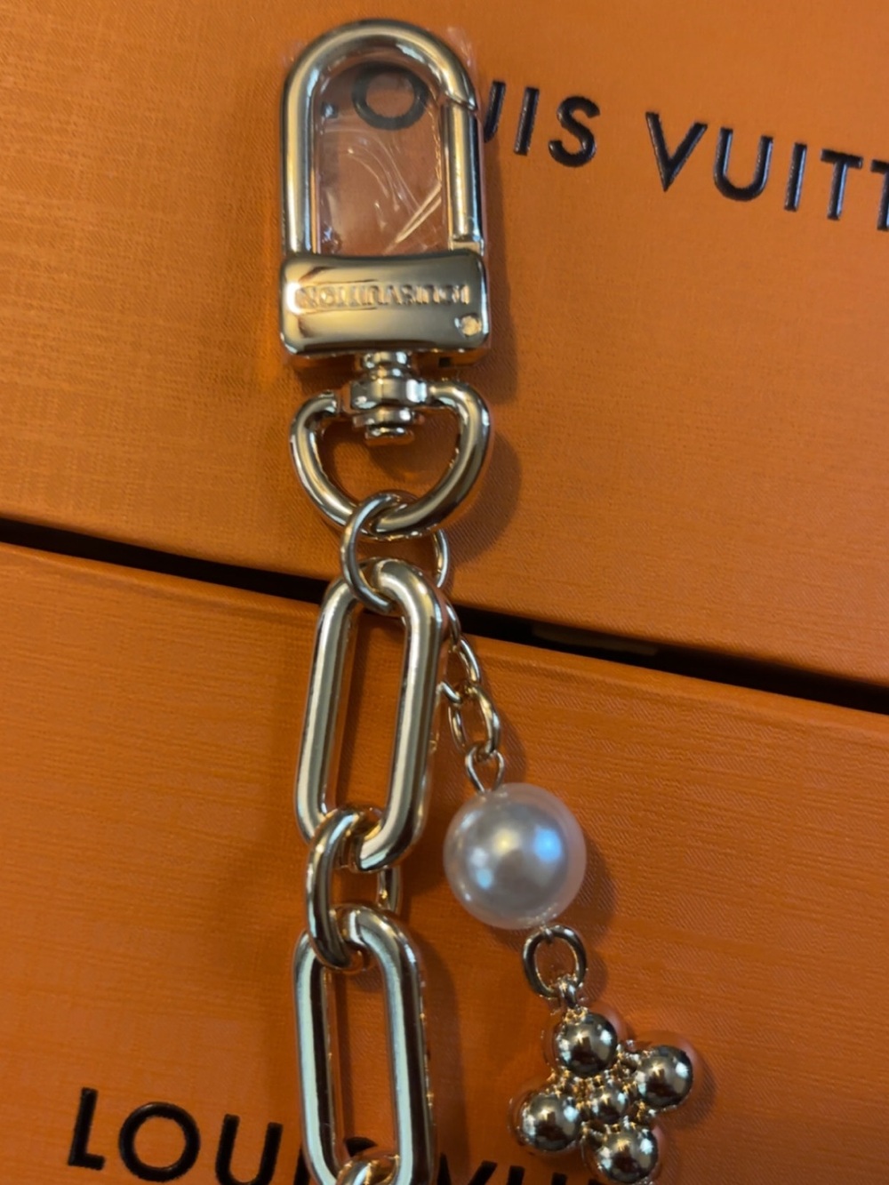 Louis Vuitton Gold Chain Strap with Pearl and Fleur Charm - Picture 2 of 3